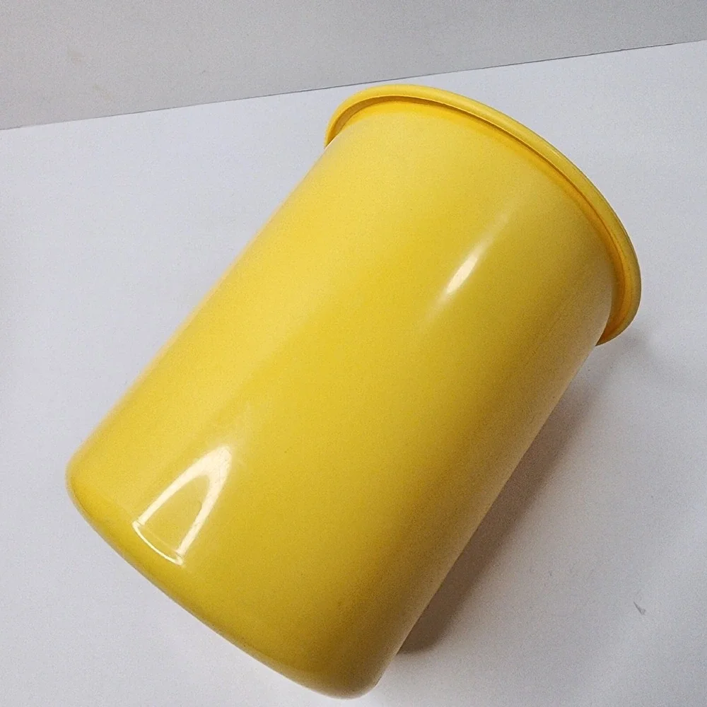 TUPPERWARE Yellow Round 8 Cup B Canister #2420D-1 One Touch Seal EUC